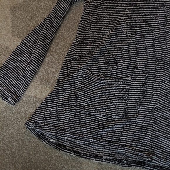 Cozy Black & White Top with Pockets - Picture 3 of 6